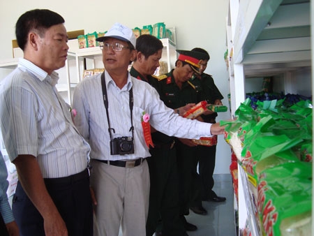 Tham quan, mua sắm tại cửa hàng lương thực Lý Sơn của Công ty CP Lương thực Quảng Ngãi.