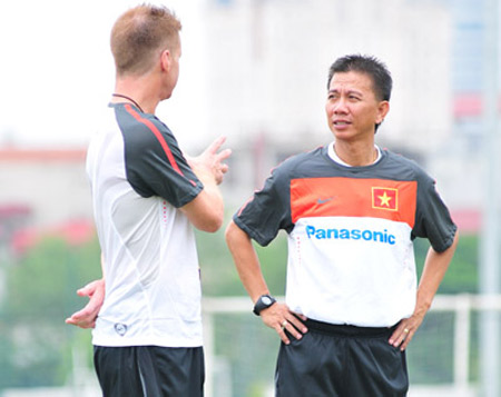 HLV Anh Tuấn (phải) nhiều khả năng sẽ dẫn dắt tuyển Việt Nam 3 năm tới