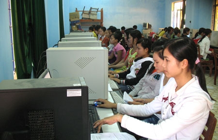 Sinh viên Khoa Kinh tế, Trường Đại học Phạm Văn Đồng trong giờ thực hành tin học 