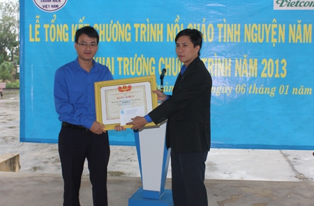 Đại diện Tỉnh đoàn trao bằng khen của Hội LHTN Việt Nam cho đại diện nhà tài trợ Vietcombank Quảng Ngãi