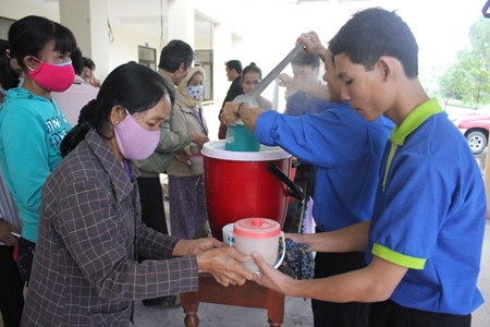 Những suất cháo đầu tiên của chương trình Nồi cháo tình nguyện năm 2013 được trao đến tay các bệnh nhân