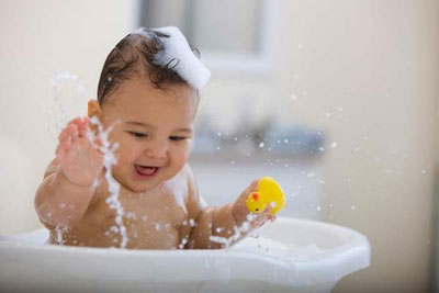     Nên tận dụng quạt sưởi, điều hòa để tắm cho con trong những ngày lạnh giá (Ảnh minh họa).