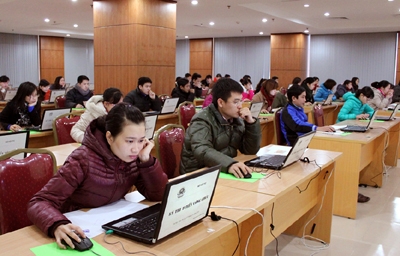 Các thí sinh làm bài thi tuyển công chức vào Bộ Nội vụ. - Ảnh: VGP/Lê Sơn
