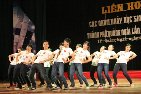 Tiết mục múa dân vũ của một số nhóm nhảy đã thu hút được sự chú ý của nhiều khán giả