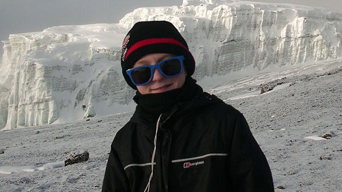 Cậu bé 10 tuổi Oisin McDevitt trở thành người trẻ nhất nước Anh chinh phục đỉnh Kilimanjaro -...