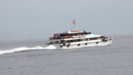Tàu khách Lý Sơn trên đường ra đảo