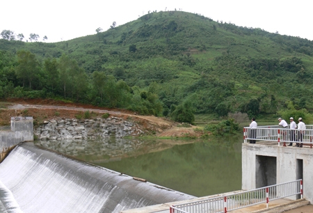 Đập thủy lợi Nước Lác (xã Sơn Kỳ) đảm bảo nước tưới phục vụ sản xuất đông xuân 2012-2013 ở Sơn Hà. Ảnh: T.L