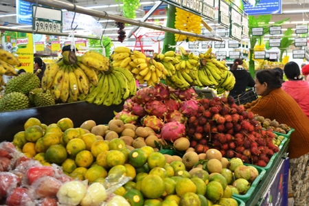 Người dân chọn mua trái cây tại Siêu thị Co.op Mart Quảng Ngãi.