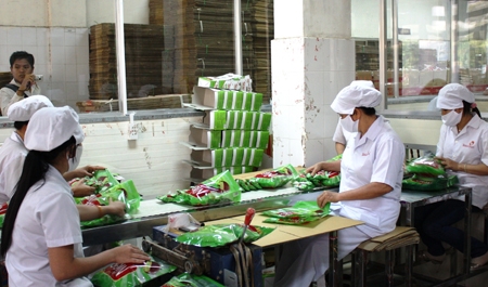 Nhà máy bánh kẹo Biscafun đóng góp vào ngân sách gần 30 tỷ đồng trong năm 2012. Trong ảnh: Công nhân NM Bánh kẹo Biscafun trong ca làm việc.                       Ảnh: N.TRIỀU