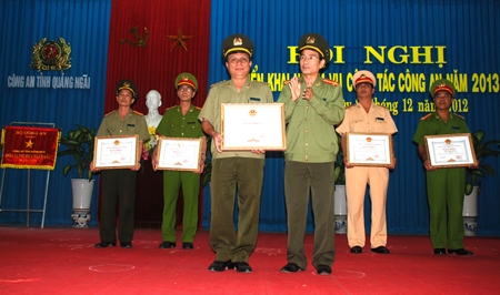  Đại tá Trịnh Thanh Liêm - Phó Giám đốc Công an tỉnh trao danh hiệu 