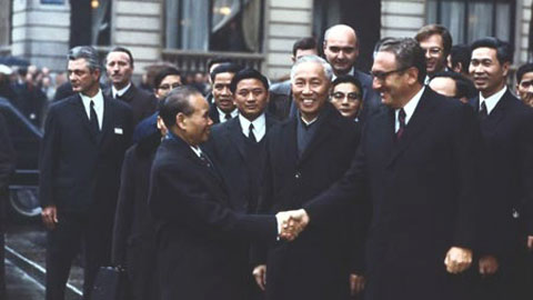 Kissinger bắt tay các ông Xuân Thủy, Lê Đức Thọ tại Hòa đàm Paris (Ảnh tư liệu)