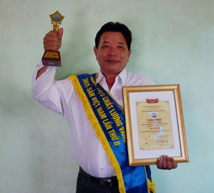 Ông Phạm Trí Thức với những giải thưởng của mình.