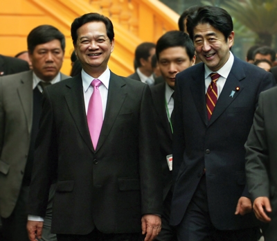Thủ tướng Shinzo Abe chân thành cảm ơn sự đón tiếp nồng nhiệt của Thủ tướng Nguyễn Tấn Dũng và nhân dân Việt Nam dành cho đoàn -Ảnh: VGP/Nhật Bắc