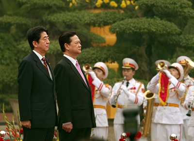 Lễ đón chính thức Thủ tướng Nhật bản Shinzo Abe, chiều 16/1-Ảnh: VGP/Nhật Bắc