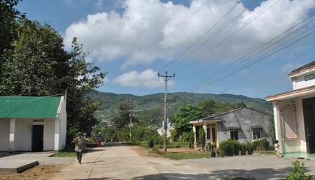 Chỉ cách nhau con đường bê tông nhưng người dân thôn 2 (bên phải bức ảnh) không được hưởng chính sách hỗ trợ của Chính phủ.