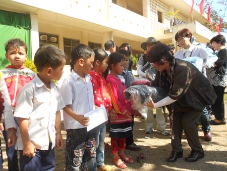 Đoàn Hội nhà văn Jeju – Hàn Quốc trao tặng 649 áo khoác cho học sinh Trường tiểu học Bình Hòa.