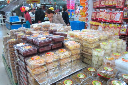 Các chợ và siêu thị đều trữ một lượng hàng lớn để phục vụ nhu cầu mua sắm bánh kẹo Tết của người dân