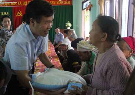Tặng quà cho hộ nghèo ở xã Long Hiệp, Minh Long