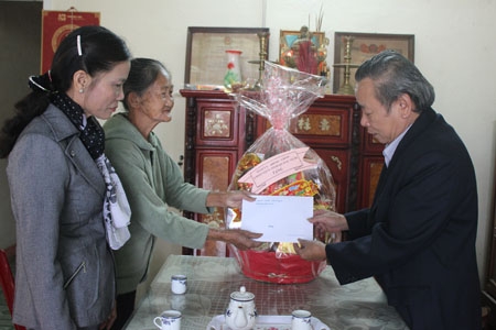 Tặng quà Tết cho gia đình bà Lê Thị Thanh