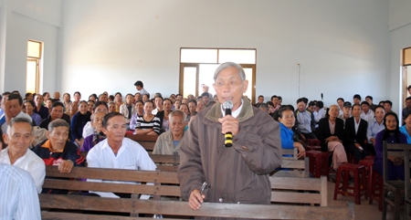 Người dân xã Bình Thạnh phản ánh bức xúc đến Bí thư Huyện ủy.