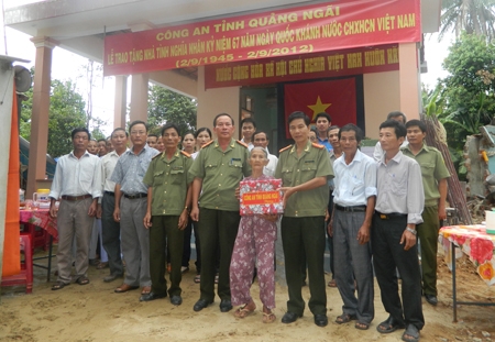 Công an tỉnh bàn giao nhà tình nghĩa cho bà Nguyễn Thị Qua, ở xã Bình Trung (Bình Sơn).   