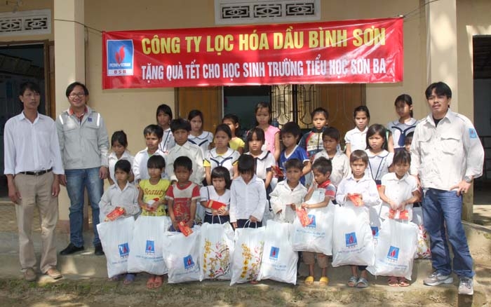 BSR tặng quà Tết cho học sinh Trường tiểu học Sơn Ba.