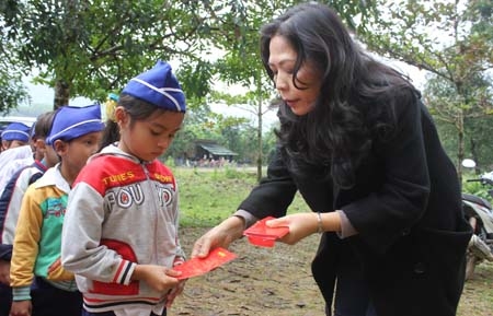 Đại diện Báo Tuổi Trẻ trao quà cho các em học sinh trường Tiểu học Ba Điền