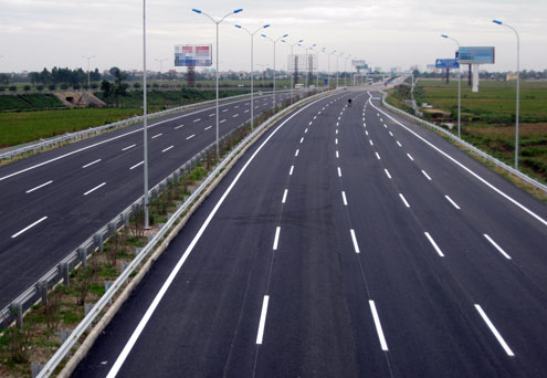 Đường cao tốc giúp nâng cao chất lượng vận tải, rút ngắn thời gian lưu thông của phương tiện. Ảnh: Đoàn Loan