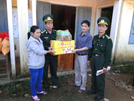 Lãnh đạo Bộ đội biên phòng tỉnh trao quà cho cán bộ, nhân dân xã Ba Lế.