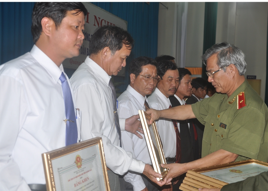 Thiếu tướng Lê Xuân Hòa- Giám đốc Công an tỉnh trao bằng khen của UBND tỉnh cho các tập thể, cá nhân