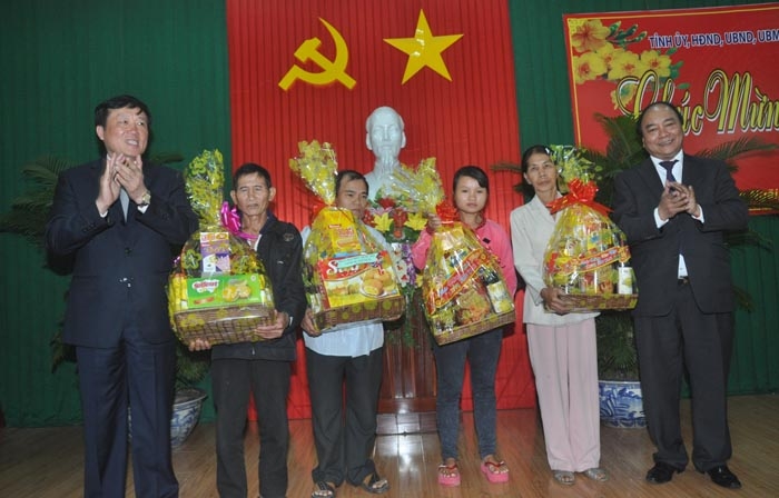 Phó Thủ tướng Chính phủ Nguyễn Xuân Phúc và Viện trưởng Viện kiểm sát nhân dân tối cao Nguyễn Hoà Bình tặng quà cho một số hộ nghèo.