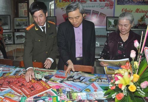 Đồng chí Lê Quang Thích- Phó Chủ tịch Thường trực UBND tỉnh xem các ấn phẩm tại Hội Báo Xuân Quý Tỵ