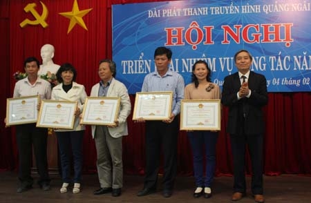 Đồng chí Lê Quang Thích- Phó Chủ tịch UBND tỉnh trao bằng khen của UBND tỉnh cho các tập thể có thành tích xuất sắc trong công tác ngành năm 2012