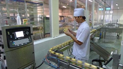 Công nhân Nhà máy sữa đậu nành Vinasoy đang kiểm tra sản phẩm.                                                                                                          Ảnh: MĐ