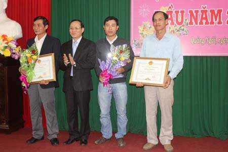 Đồng chí Phạm Minh Toản- Phó Bí thư Tỉnh ủy, Chủ tịch HĐND tỉnh trao bằng khen của UBND tỉnh cho 2 tập thể có tác phẩm báo chí đạt giải cao trong năm 2011-2012