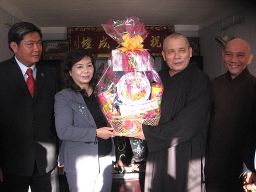 Phó Chủ tịch UBND tỉnh Đinh Thị Loan tặng quà Tết cho Ban Trị sự Phật giáo tỉnh.       