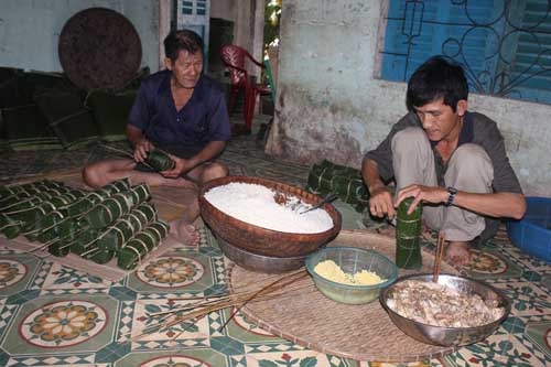 Các cơ sở gói, nấu bánh tét thuê đang hoạt động hết công suất