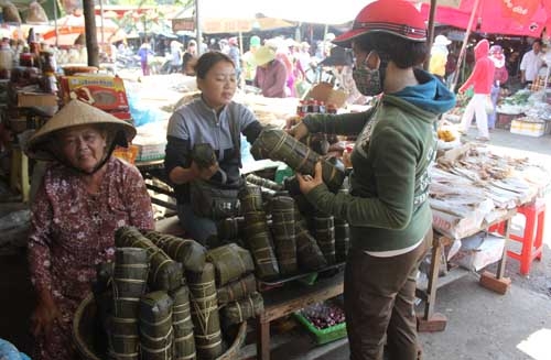 Bánh tét còn được bày bán rất nhiều ở chợ để phục vụ người tiêu dùng