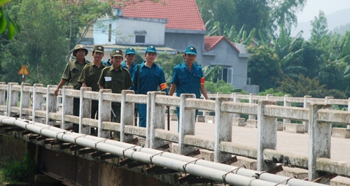 Lực lượng dân quân thường trực xã Tịnh Giang phối hợp với lực lượng Công an tuần tra bảo vệ địa bàn an toàn.
