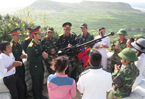 Cán bộ, chiến sĩ Đại đội 4, Ban CHQS huyện Lý Sơn giao lưu với học sinh Trường THPT Lý Sơn tại trận địa