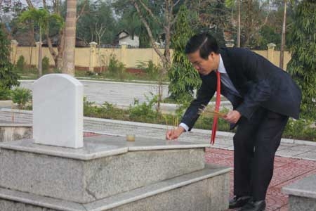 Đồng chí Võ Văn Thưởng- Bí thư Tỉnh ủy thắp hương tại mộ các liệt sỹ