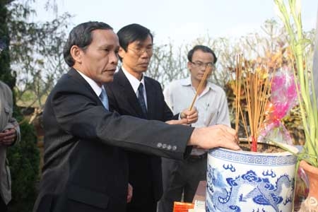 Đồng chí Cao Khoa- Chủ tịch UBND tỉnh thắp hương tại mộ cụ Huỳnh Thúc Kháng