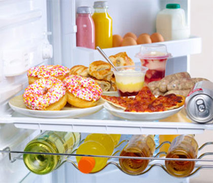  Đồ ăn bảo quản trong tủ lạnh phải để riêng đồ sống, chín.