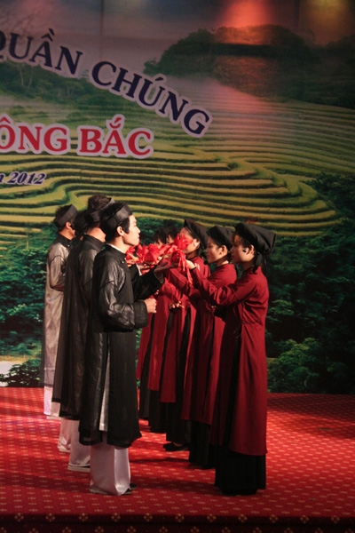 Biểu diễn hát xoan Phú Thọ tại Ngày hội văn hóa các dân tộc vùng Đông Bắc 2012. Ảnh: Việt Hòa
