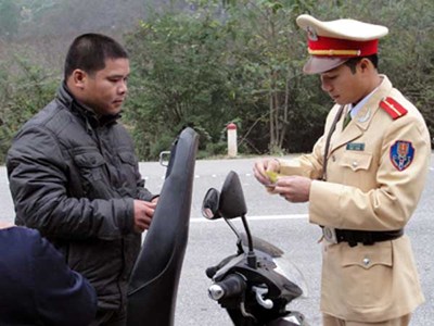 Kiểm tra người vi phạm Luật giao thông tại Lạng Sơn. Ảnh khai thác