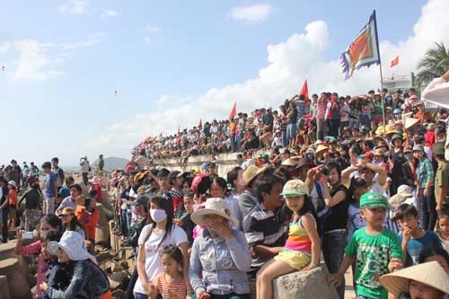 Hàng trăm người dân đã tụ họp từ rất sớm để tham gia vào lễ hội ra quân nghề cá