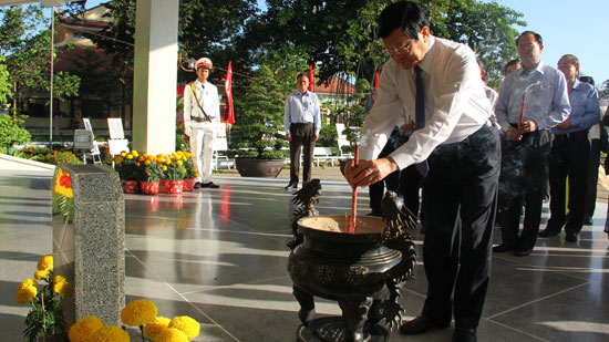 Chủ tịch nước Trương Tấn Sang đến viếng, thắp hương tưởng niệm tại Khu di tích Cụ Phó bảng Nguyễn Sinh Sắc