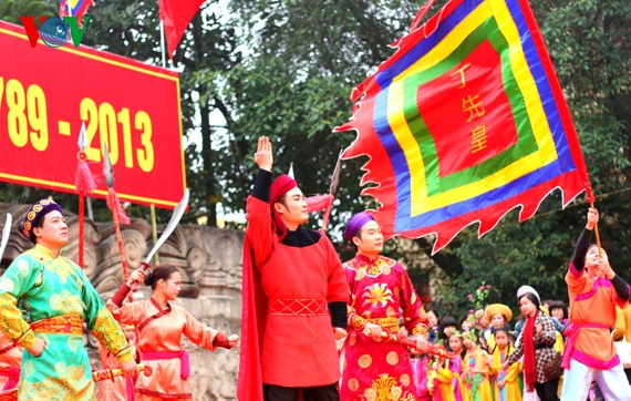 Hình ảnh vua Quang Trung trước lá cờ chiến thắng (Ảnh chụp tại lễ hội Gò Đống Đa sáng mùng 5 Tết)