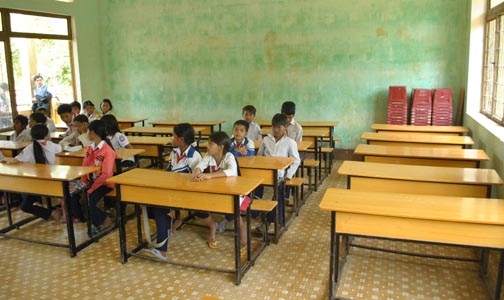 Một lớp học vắng học sinh sau Tết Nguyên đán Nhâm Thìn (2012).