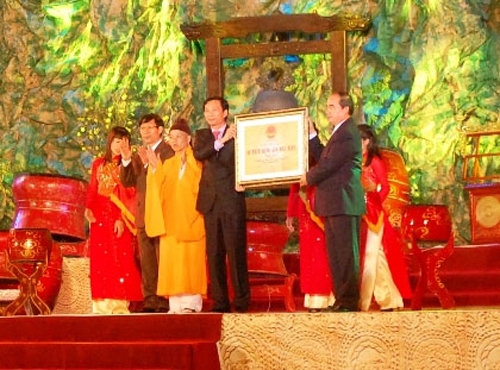 Phó Thủ tướng Nguyễn Thiện Nhân trao bằng chứng nhận di tích quốc gia đặc biệt (ảnh: Dân Trí)
